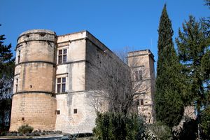 A l'entrée du château de Lourmarin