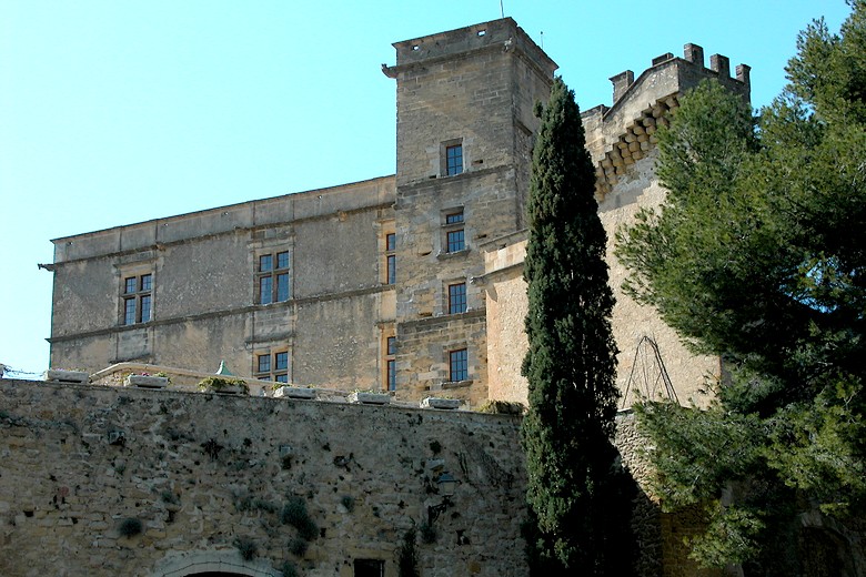 Lourmarin (Vaucluse) - Au pied du château