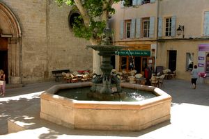 Fontaine sur la place Saint-Sauveur