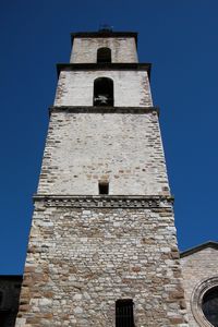 Eglise Saint-Sauveur : au pied du campanile de ferronerie