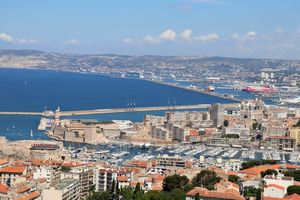 Zoom sur l'entrée du Vieux Port avec le Bassin National à l'horizon