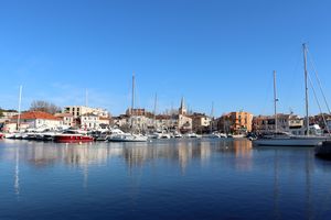 Aperçu de Ferrières à l'horizon à partir du quai Toulmond
