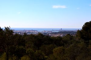 Mer Méditerranée (Golfe de Fos) et la ville de Port-de-Bouc à l'horizon