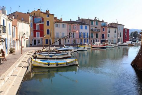 Chapelle Saint-Sixte d'Eygalières au pied de la Chaine des Alpilles