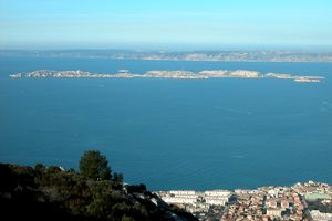 Iles du Frioul avec la Côte Bleue à l’horizon