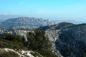 Massifs entre Marseille et Cassis à l’horizon