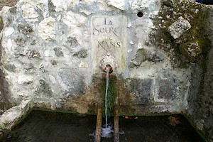 Fontaine au pied de la grotte