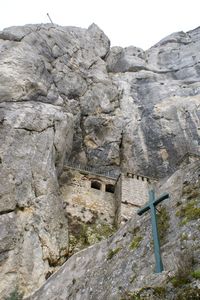 Au pied de la grotte