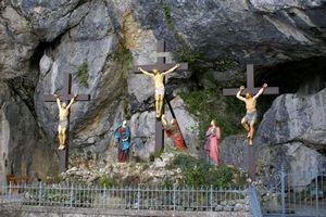 Statues à l'entrée de la grotte