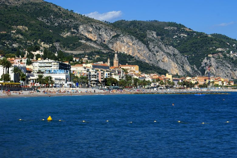 Menton - La Vieille Ville à l'horizon (Alpes-Maritimes)