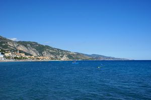 Menton avec vue direction l'Italie à l'horizon