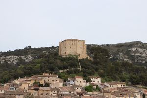 Zoom sur le château de Meyrargues