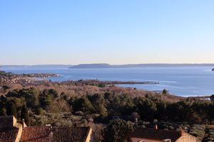 Vue d'ensemble vers l'ouest de l'étang de Berre (au coeur du village)