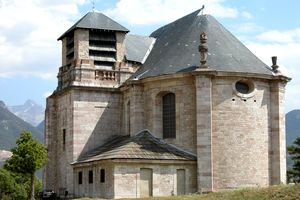 Derrière l'église Saint Louis