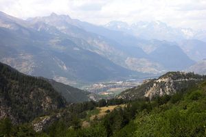 A l'horizon, cité fortifiée au pied des Ecrins