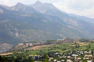 La cité fortifiée au pied des Ecrins