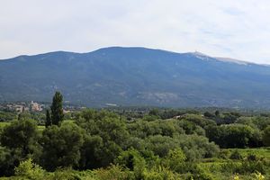 Le sommet avec une vue sur le village de Bédoin