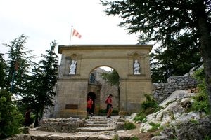 A l'entrée du Prieuré