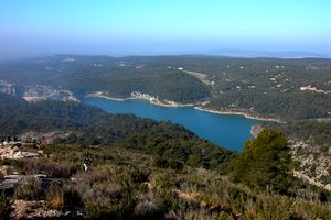 Lac de Bimont à l'horizon