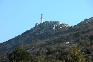 Aperçu du prieuré et de la Croix de Provence