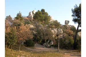 Au pied du rocher dominant le refuge