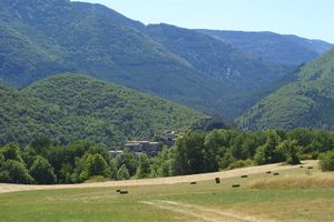 Village de Reilhanette à l'horizon