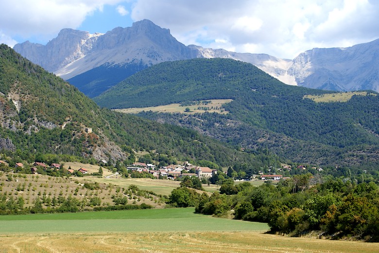 Montmaur (Hautes-Alpes) - Le village à l'horizon au pied de montagnes du Massif du Dévoluy