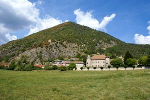 Au pied du village avec le Château de Montmaur