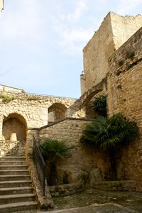 Au pied des remparts