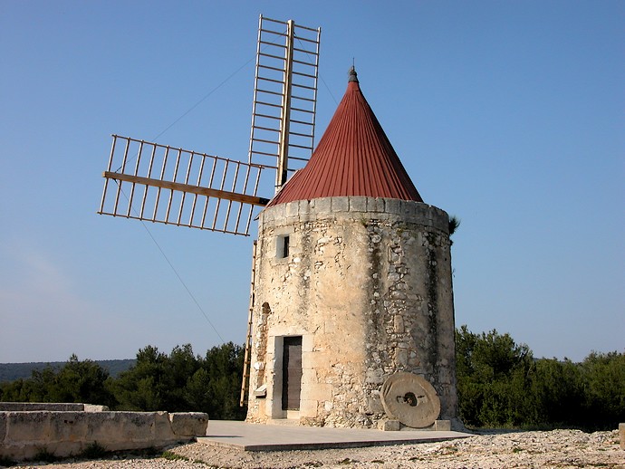 Moulin d'Aphonse Daudet (Bouches-du-Rhône) - Face au monument