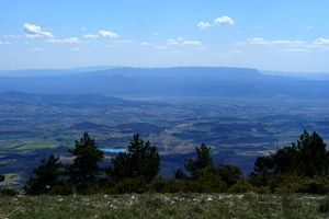 Vue en direction de la montagne Sainte-Victoire