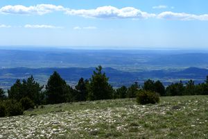 Léger aperçu de l'étang de Berre à l'horizon