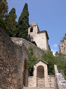 Au pied de la chapelle Notre-Dame-de-Beauvoir