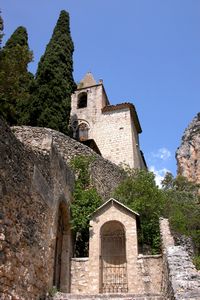 Au pied de la chapelle Notre-Dame-de-Beauvoir