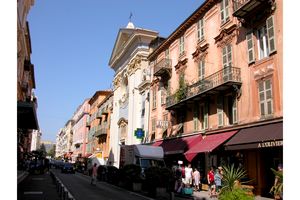 Rue Saint-François-de-Paule avec son église