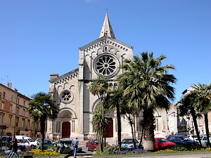 Face à l'église Saint-Paul