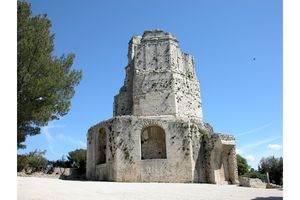 Au pied de la tour Magne