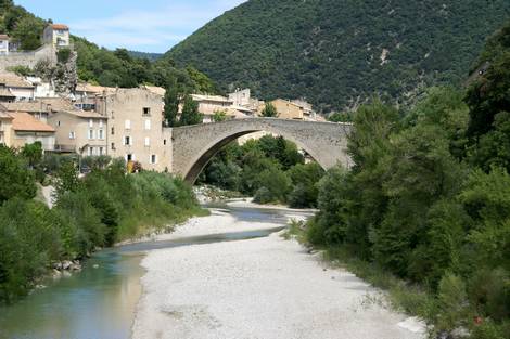 Nyons (zoom sur le pont roman) (Drôme)