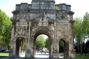 Derrière l'Arc de Triomphe