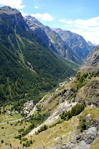 Vue plus étendue sur la vallée