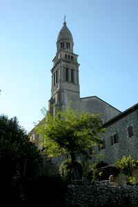 Au pied de la chapelle