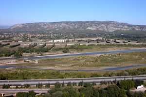 Montagne du Luberon à l'horizon