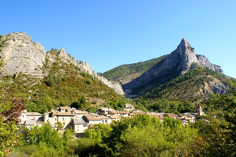 Le village dominé par des falaises