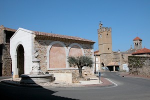 Ancien lavoir et clocher de l’église