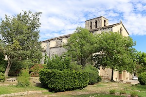 Jardin devant l'église Notre-Dame-de-Nazareth