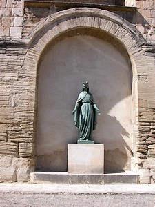Statue au pied du clocher de l'église