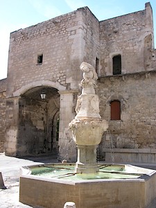 Fontaine face à la Porte Notre-Dame