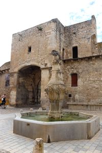 Fontaine face à la Porte Notre-Dame