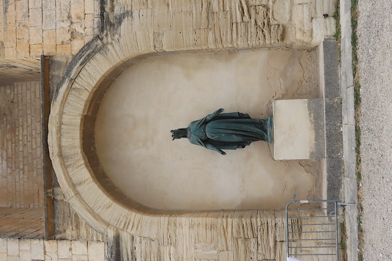 Pernes-les-Fontaines (Vaucluse) - Statue au pied du clocher de l'église