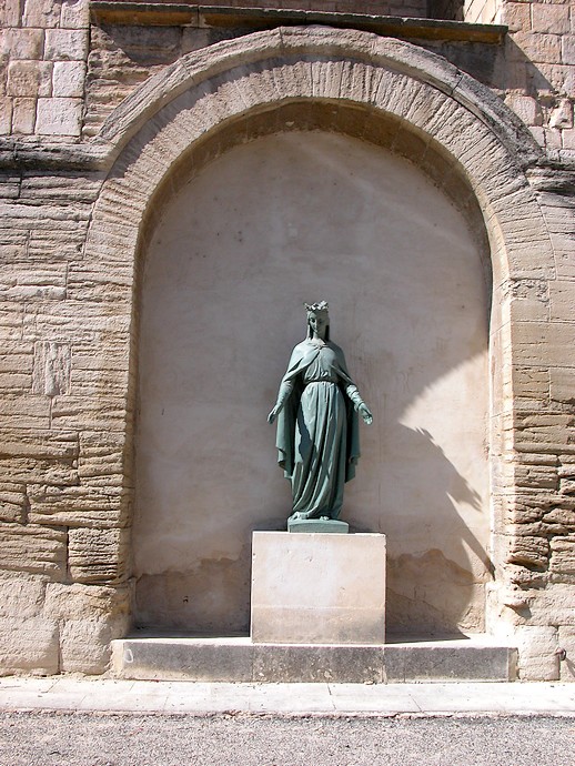 Pernes-les-Fontaines (Vaucluse) - Statue au pied du clocher de l'église